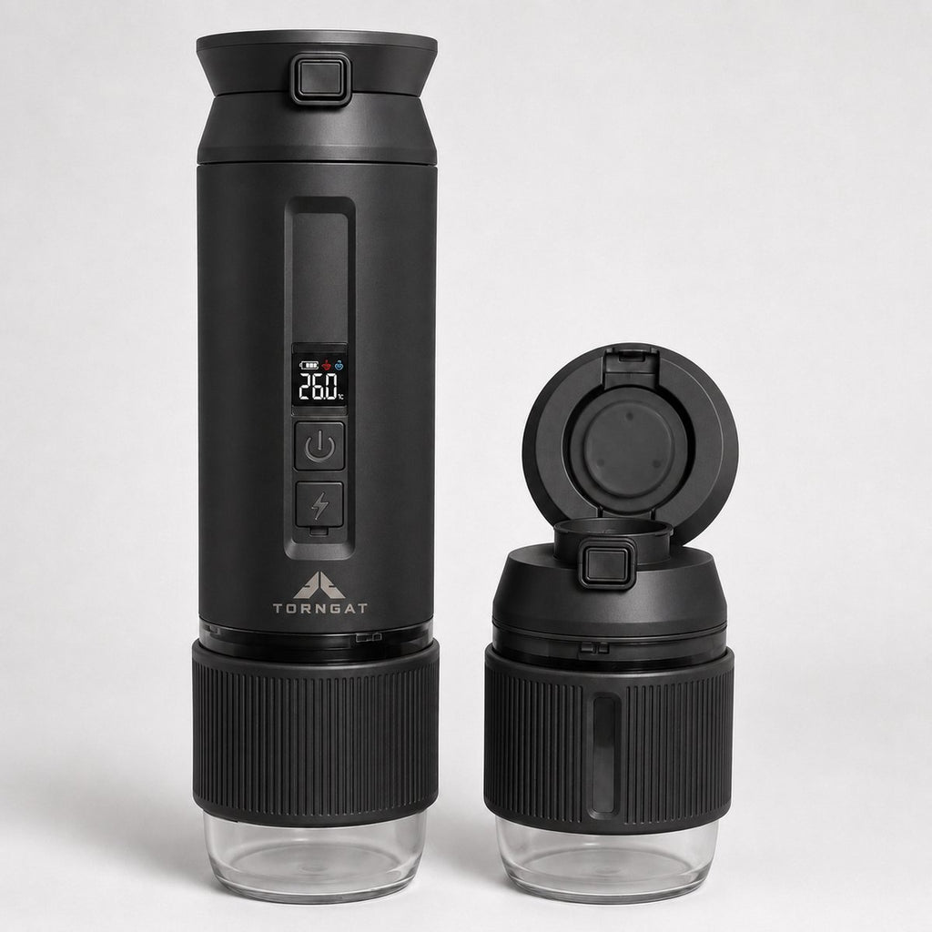 Torngat NomadBrew Ultra zwart met afneembare koffiebeker naast de espressomachine