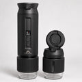 Torngat NomadBrew Ultra zwart met afneembare koffiebeker naast de espressomachine