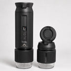 Torngat NomadBrew Ultra zwart met afneembare koffiebeker naast de espressomachine