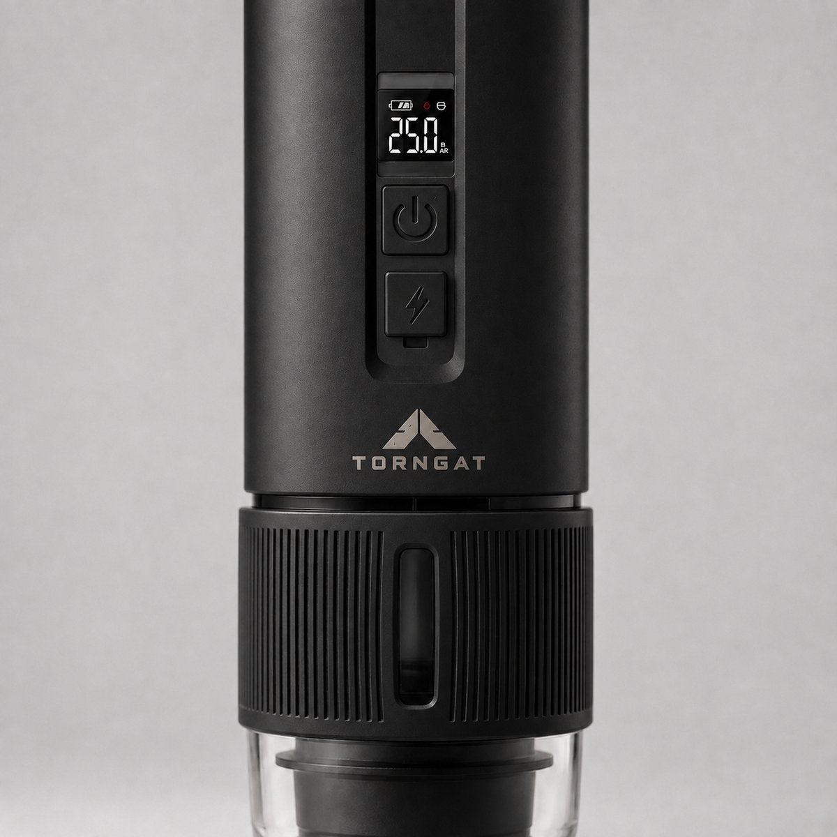 Detail van het bedieningspaneel en de koffiebeker van de NomadBrew Ultra